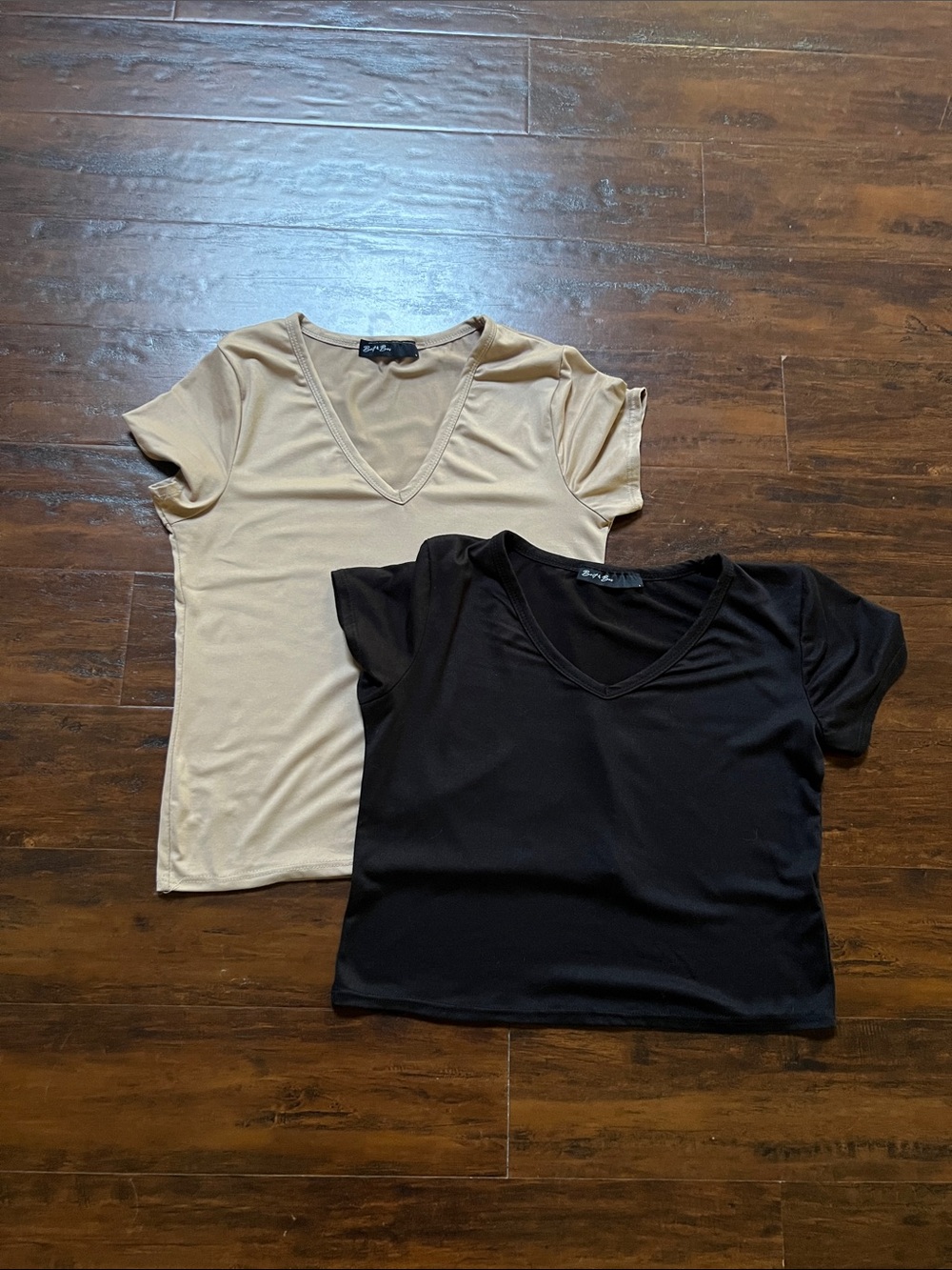 Brit & Bri V-Neck Short Sleeve Tee - Black and Beige Set Size Large